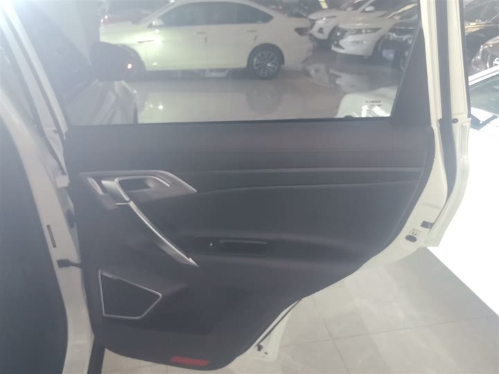 Фото 27 - Geely Atlas