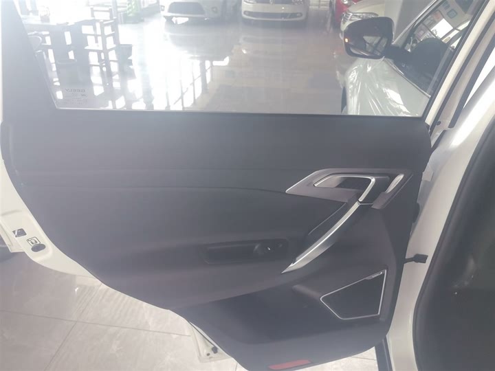 Фото 29 - Geely Atlas