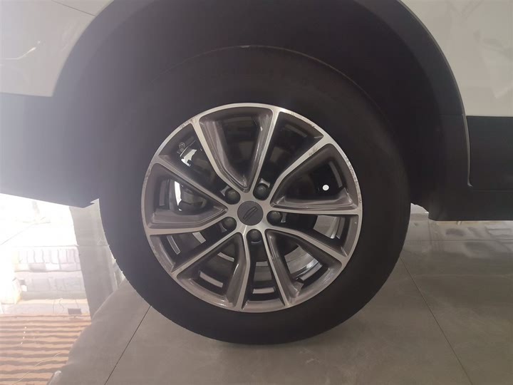 Фото 30 - Geely Atlas