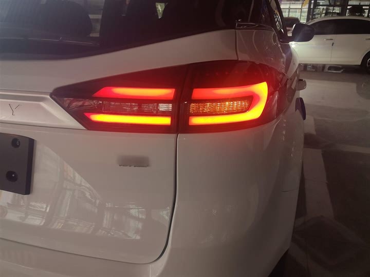 Фото 8 - Geely Atlas