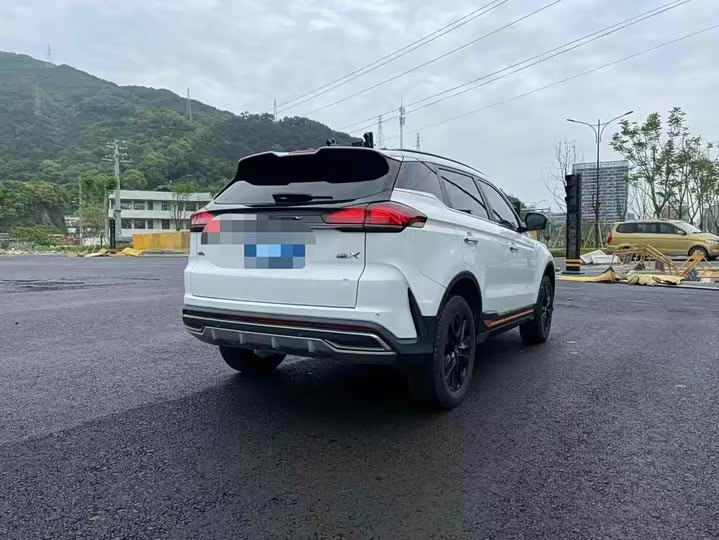 Фото 10 - Geely Atlas