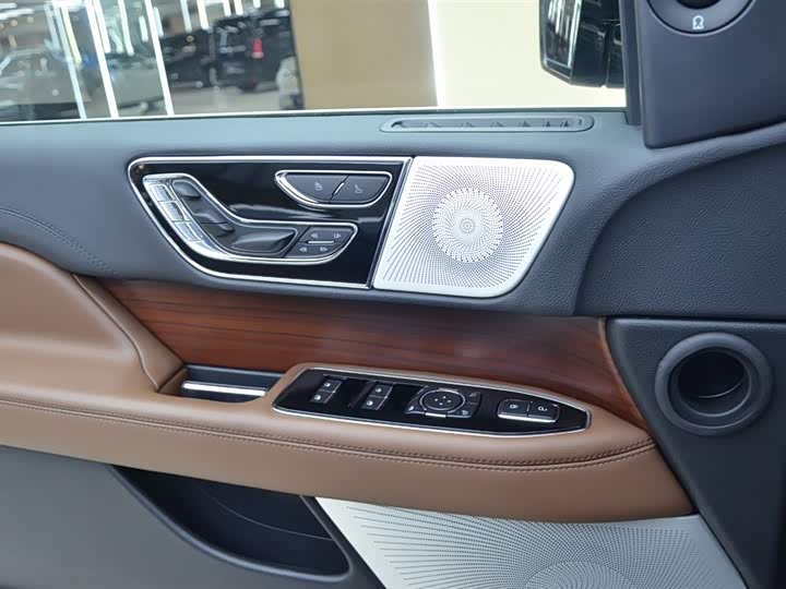 Фото 6 - Lincoln Navigator