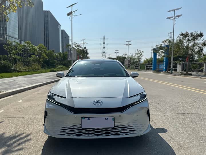 Фото 2 - Toyota Camry