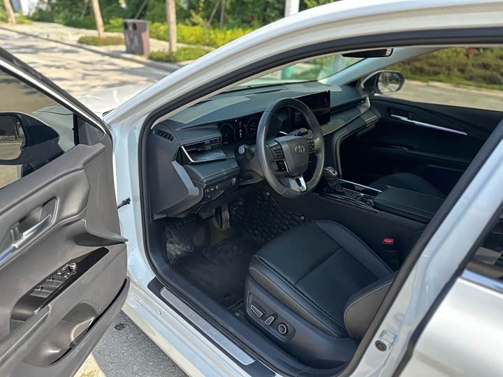 Фото 4 - Toyota Camry