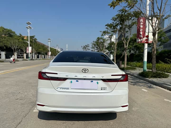 Фото 8 - Toyota Camry