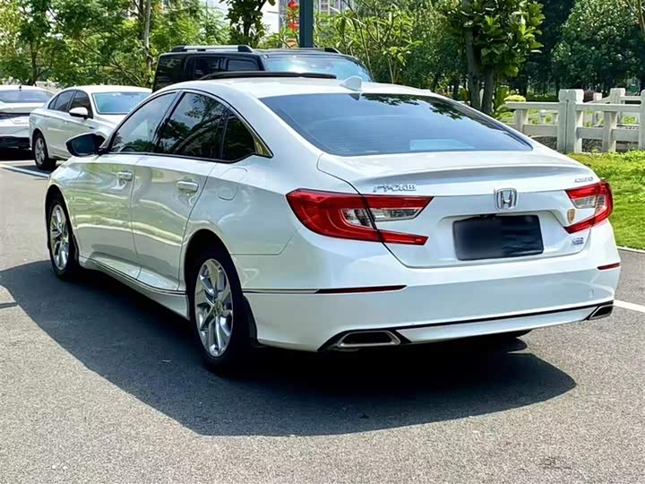 Фото 11 - Honda Accord