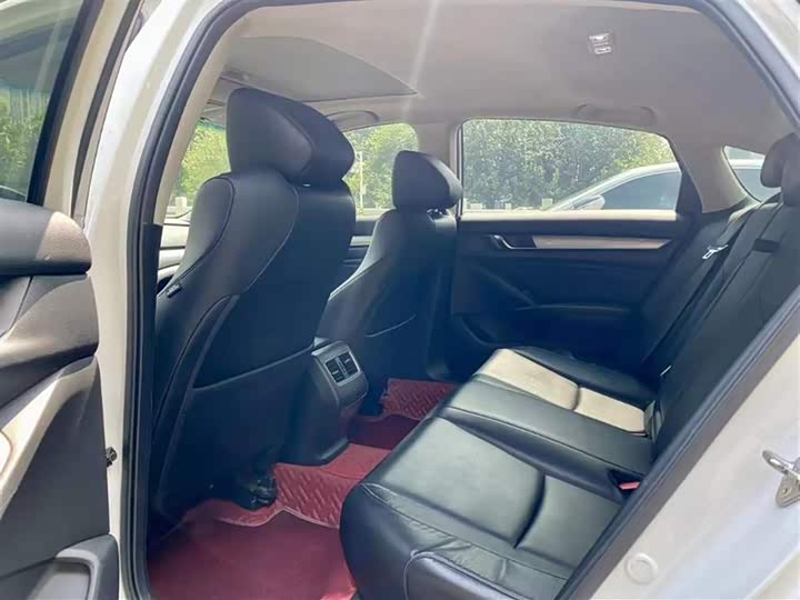 Фото 16 - Honda Accord