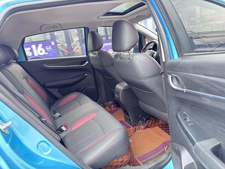 Фото 13 - Geely Vision X3