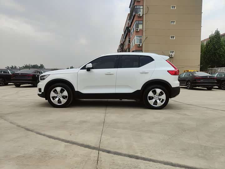 Фото 4 - Volvo XC40