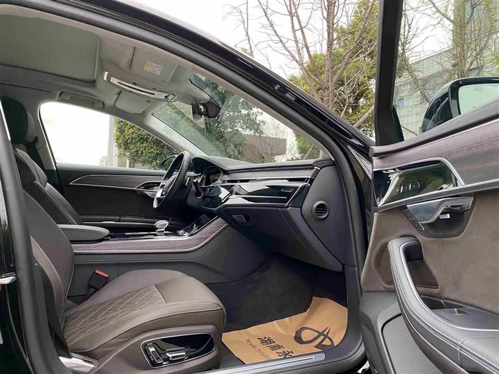 Фото 9 - Audi A8