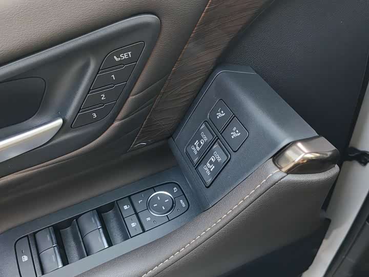 Photo 17 - Toyota Alphard