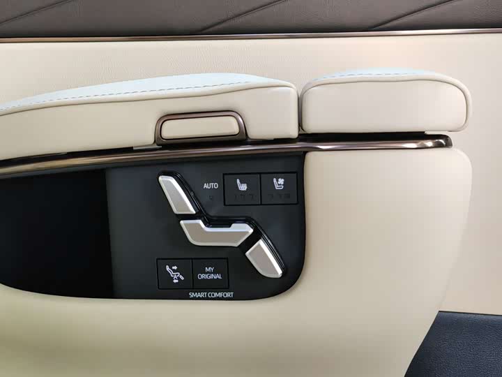 Photo 19 - Toyota Alphard