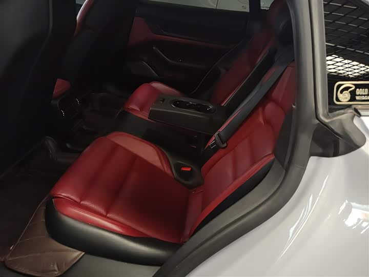 Фото 17 - Porsche Taycan