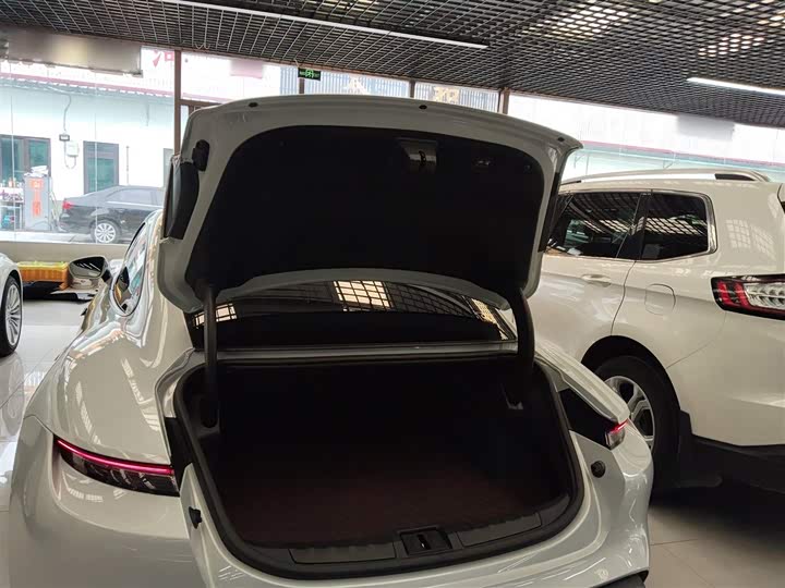 Фото 19 - Porsche Taycan