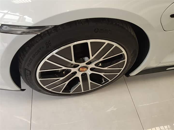 Фото 23 - Porsche Taycan