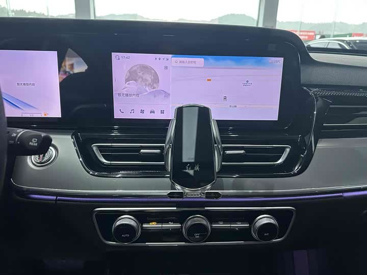 Фото 14 - Hongqi HS5