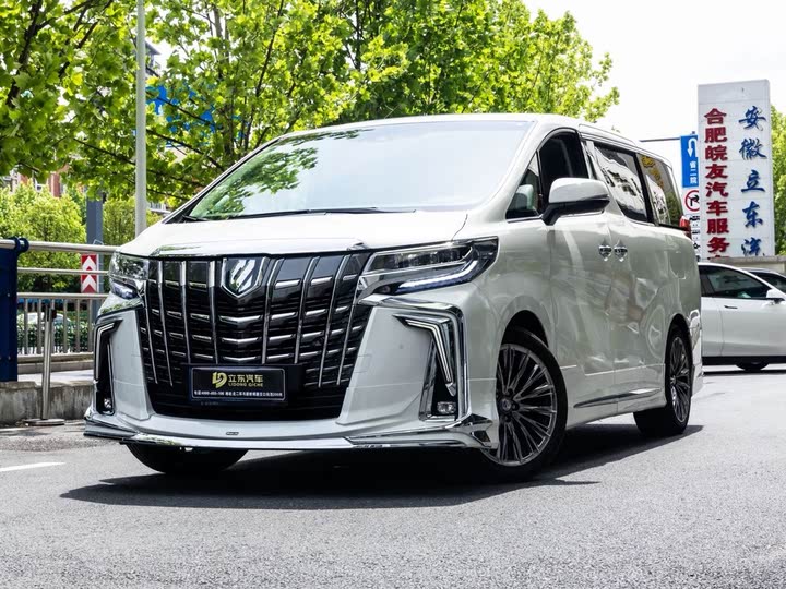 Фото 1 - Toyota Alphard