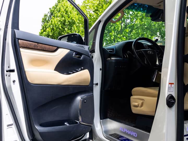 Фото 5 - Toyota Alphard