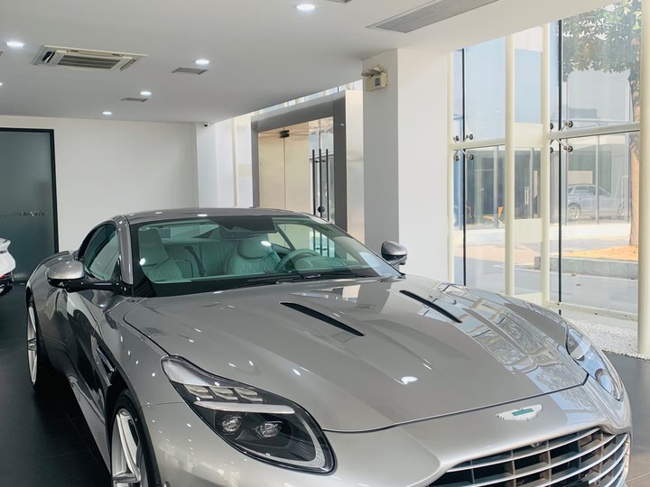 Фото 1 - Aston Martin DB12