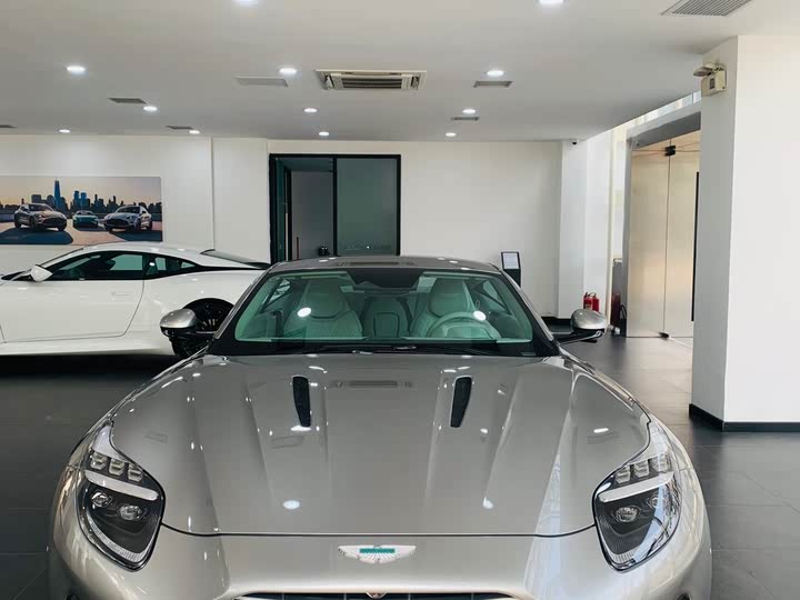 Фото 2 - Aston Martin DB12