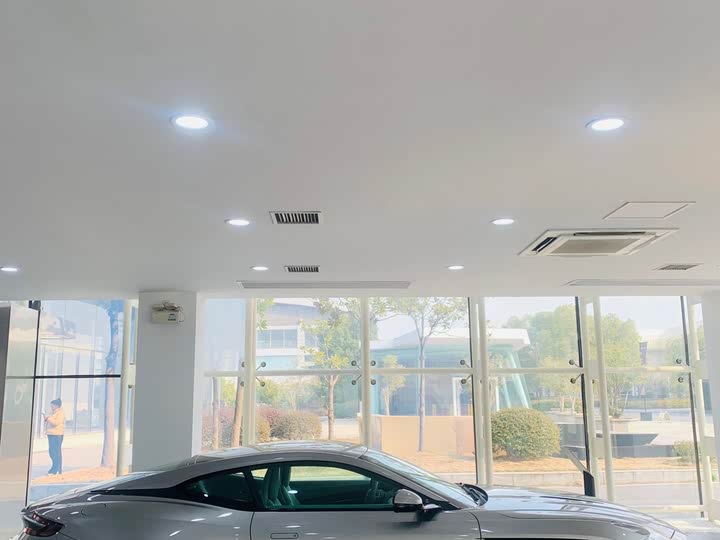 Фото 3 - Aston Martin DB12