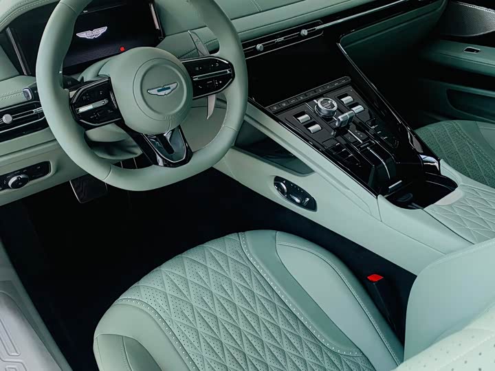 Фото 5 - Aston Martin DB12