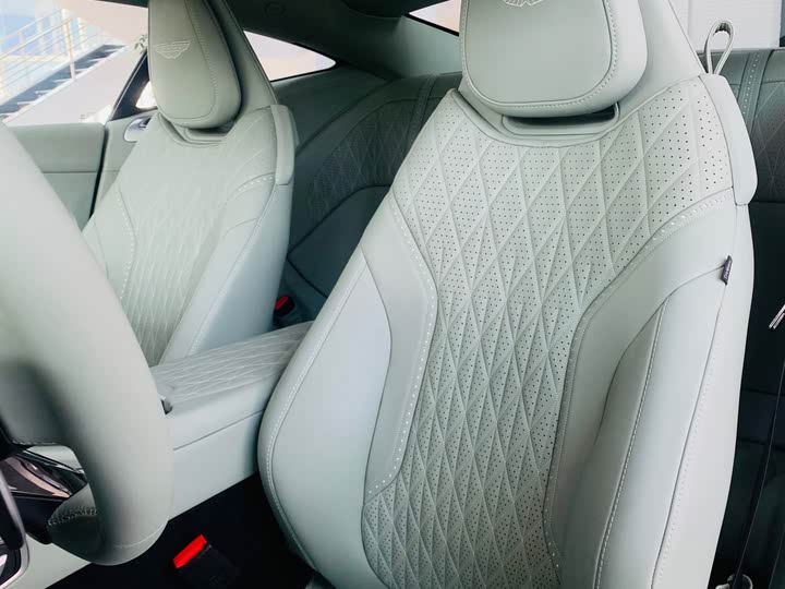 Фото 6 - Aston Martin DB12