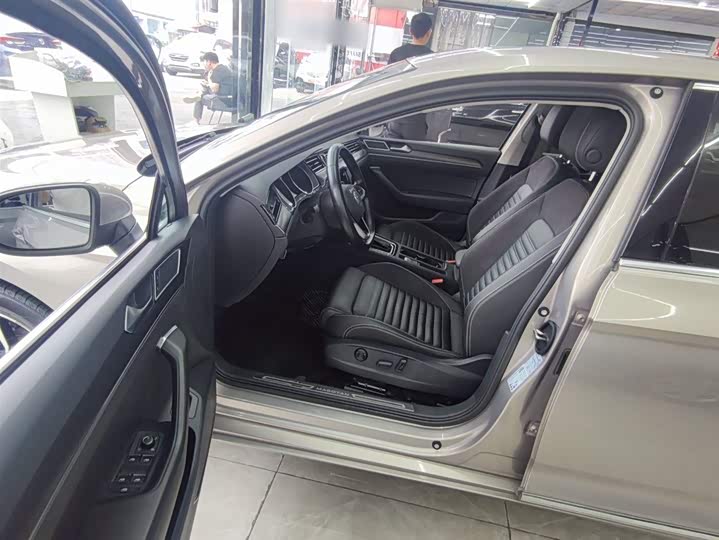 Фото 18 - Volkswagen Magotan