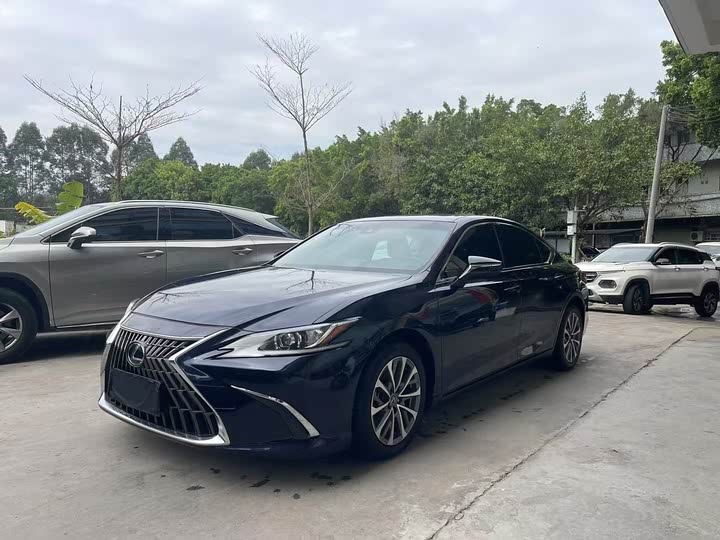 Фото 1 - Lexus ES