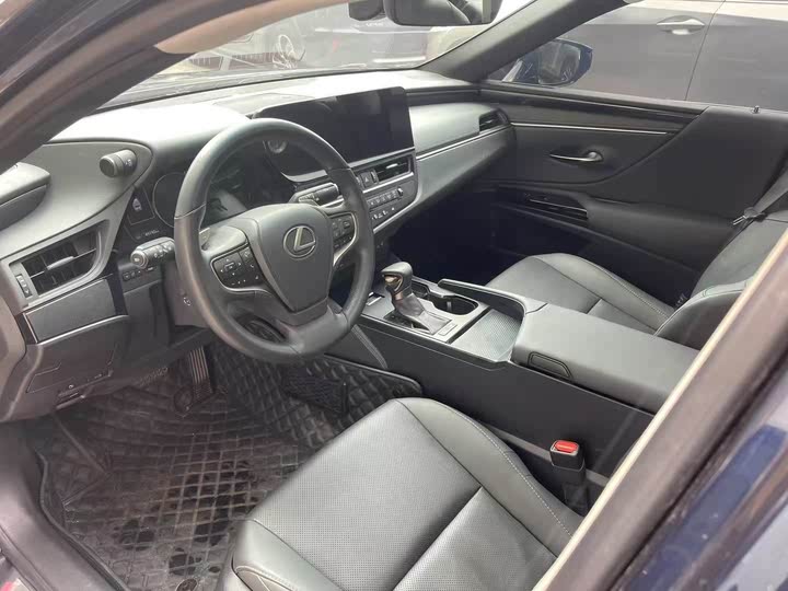 Фото 2 - Lexus ES