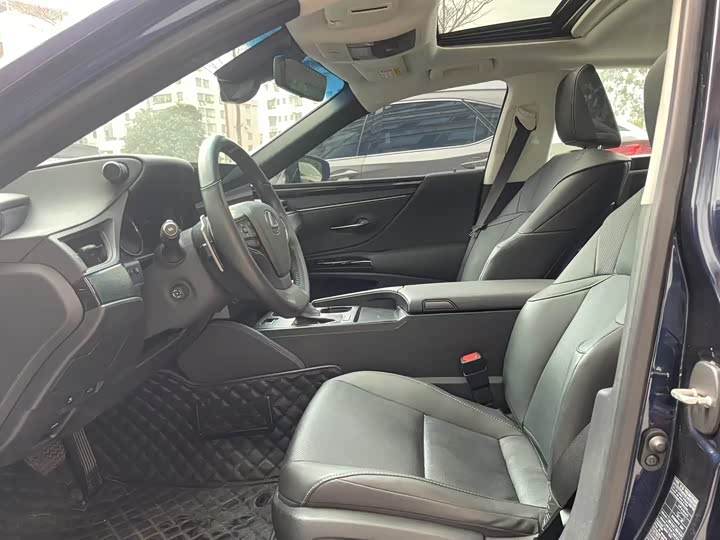 Фото 3 - Lexus ES