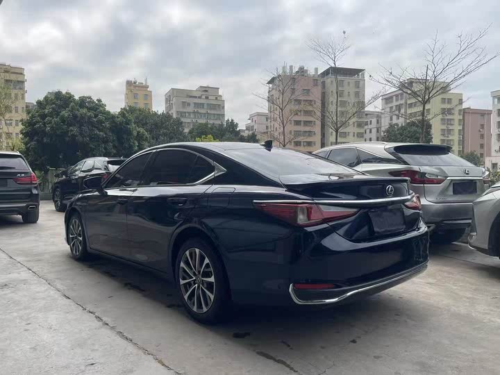 Фото 7 - Lexus ES