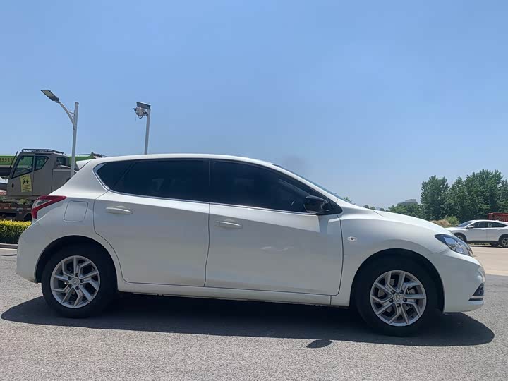 Фото 4 - Nissan Tiida