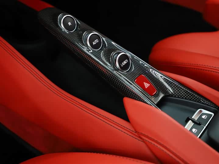 Фото 10 - Ferrari F8