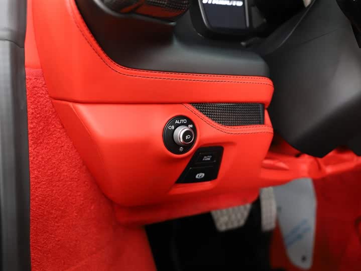 Фото 23 - Ferrari F8