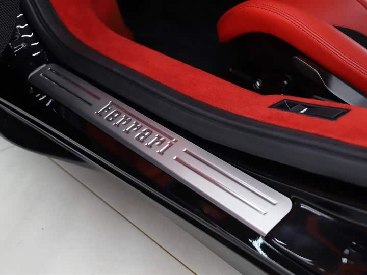 Фото 25 - Ferrari F8