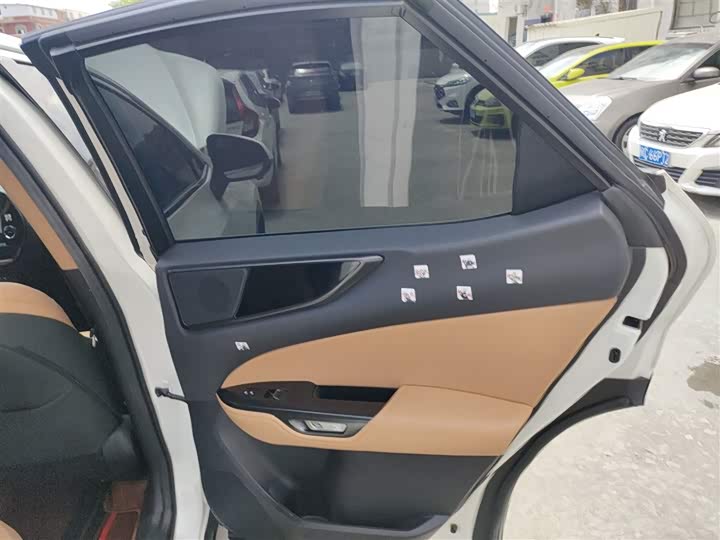 Фото 27 - Lexus NX