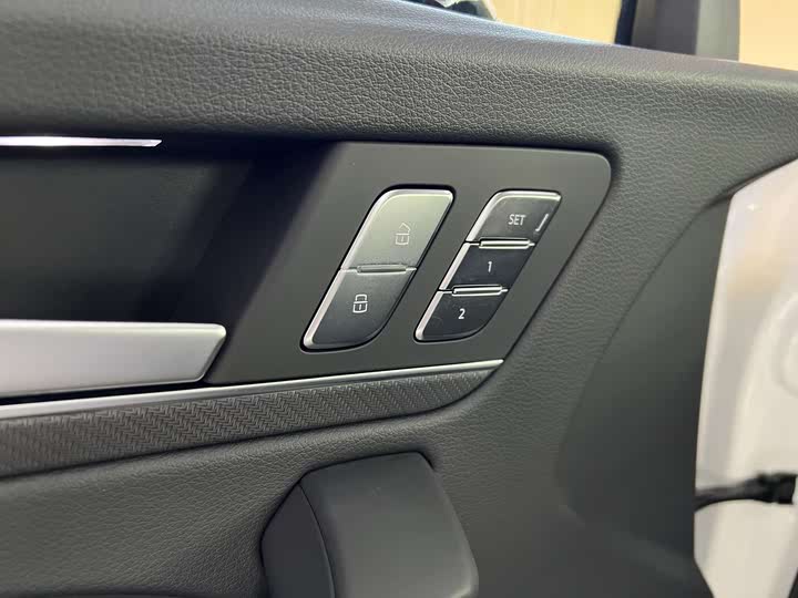 Фото 11 - Audi Q5L