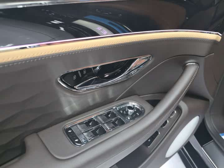 Фото 13 - Bentley Flying Spur Hybrid