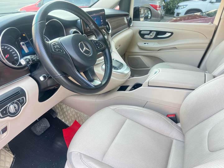 Фото 9 - Mercedes-Benz V-Class