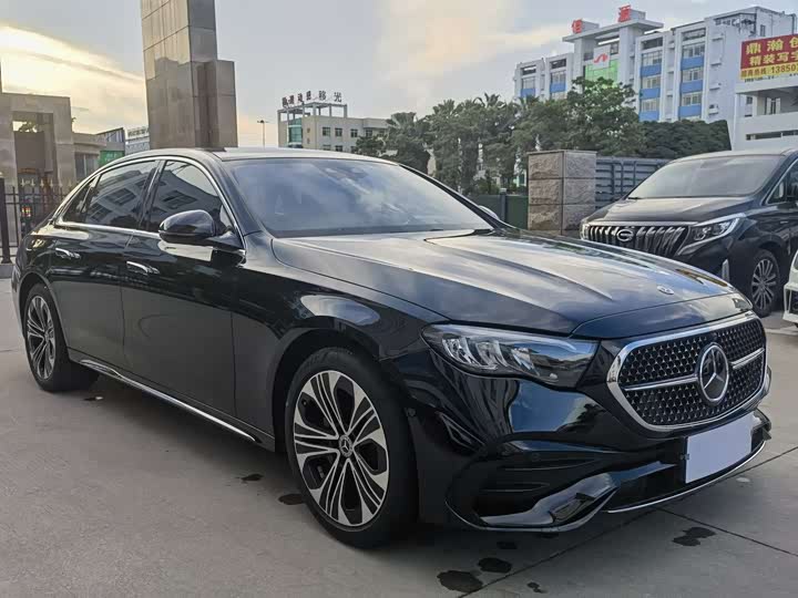 Фото 3 - Mercedes-Benz E-Class