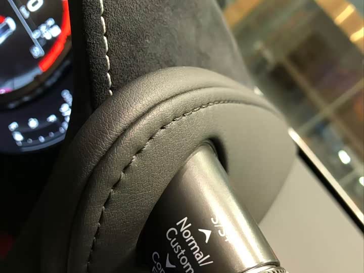 Фото 13 - Lexus LC