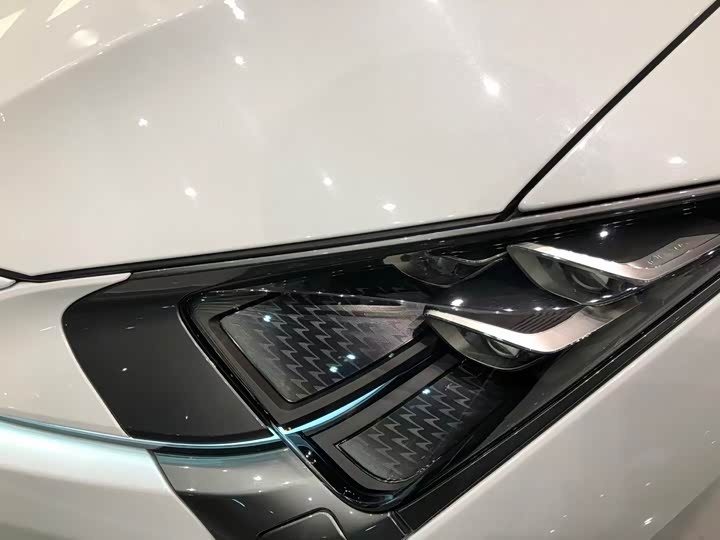 Фото 14 - Lexus LC