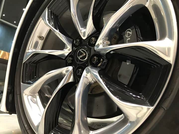 Фото 16 - Lexus LC