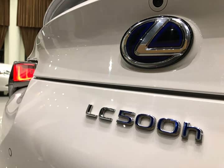 Фото 18 - Lexus LC