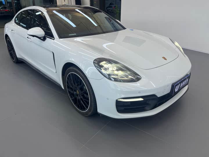Фото 3 - Porsche Panamera