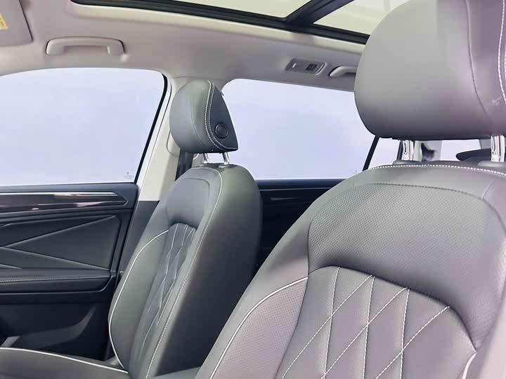 Фото 10 - Volkswagen Tiguan L Hybrid