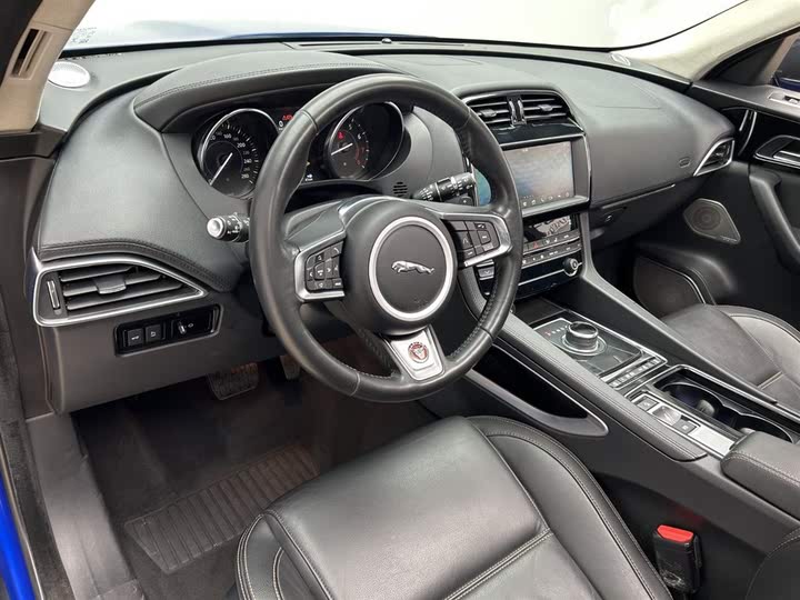 Фото 10 - Jaguar F-Pace