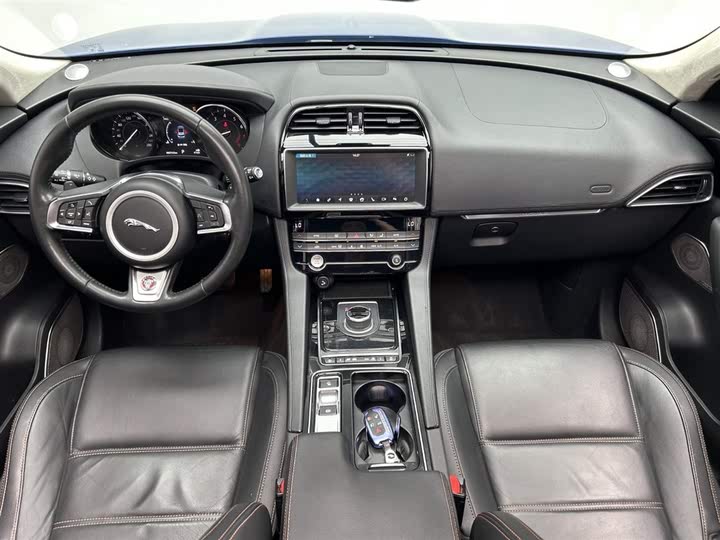 Фото 15 - Jaguar F-Pace