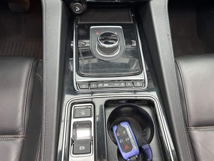 Фото 16 - Jaguar F-Pace